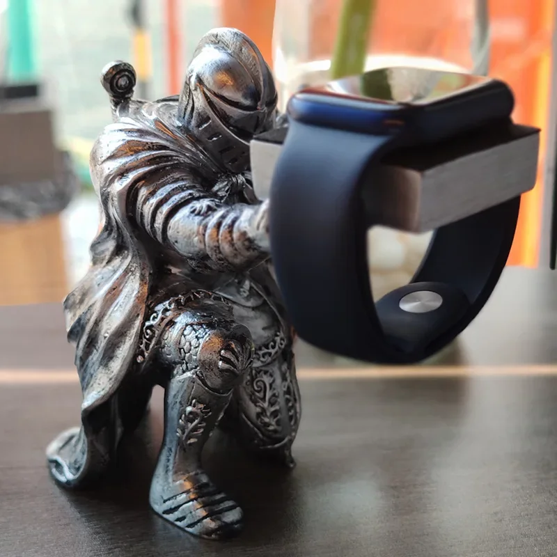 

Vintage European Ornament For S9 Knight-Themed Charging Dock Creative Desk Decor Unique Artisanal Design Stand