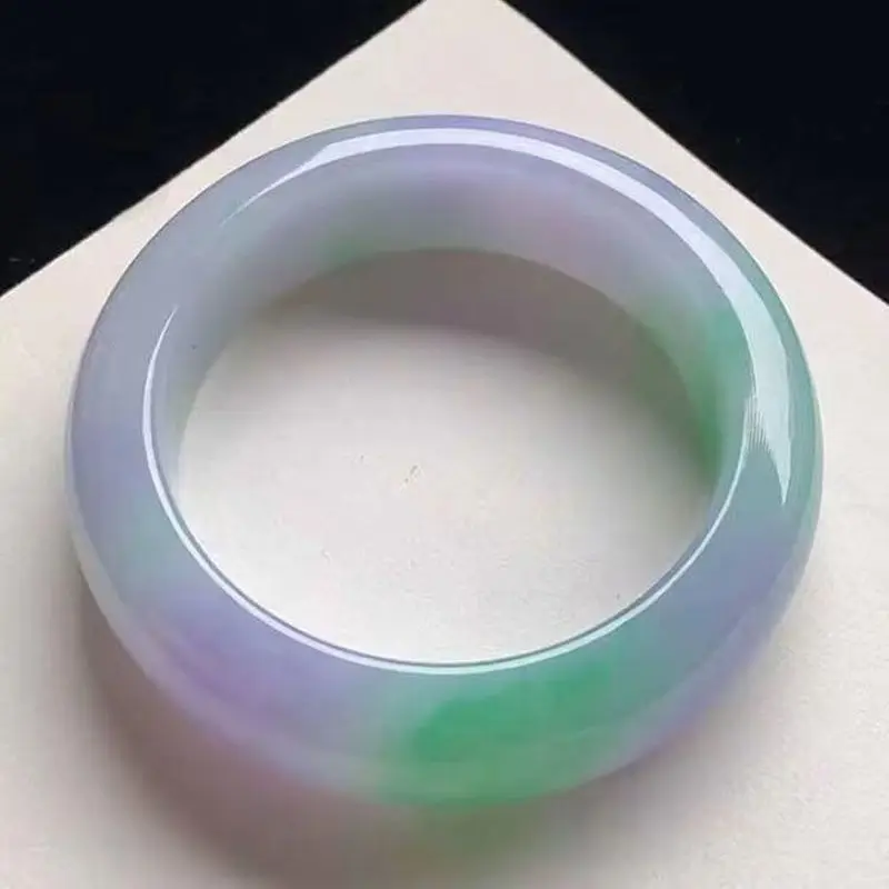 Bracelet en jade aux couleurs printanières, aux reflets violets et verts, d'un blanc glacé et d'une grande vivacité.