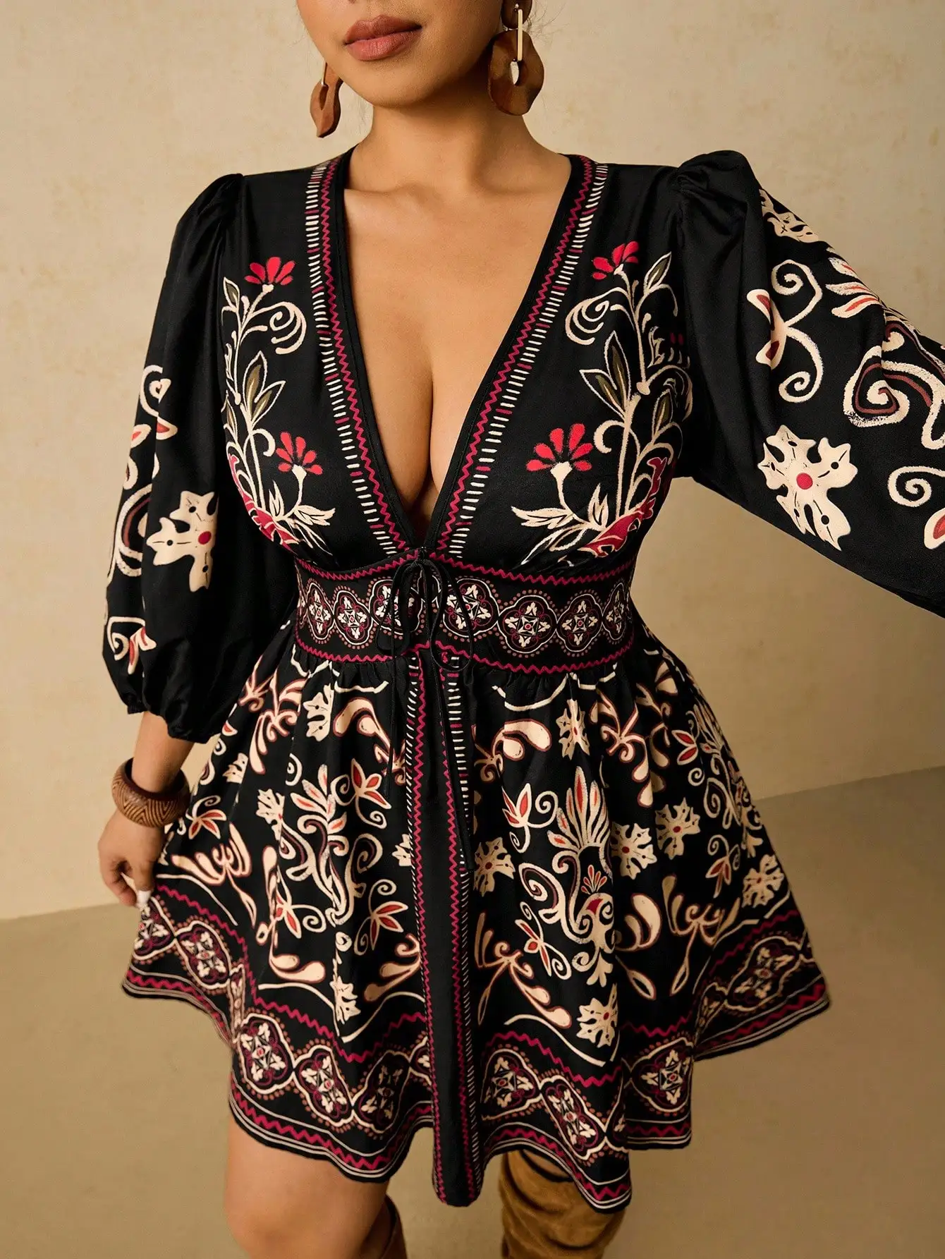 

Мини-платье в стиле бохо с цветочным принтом, глубоким V-образным вырезом, пышными рукавами и завязкой на талии, больших размеров.