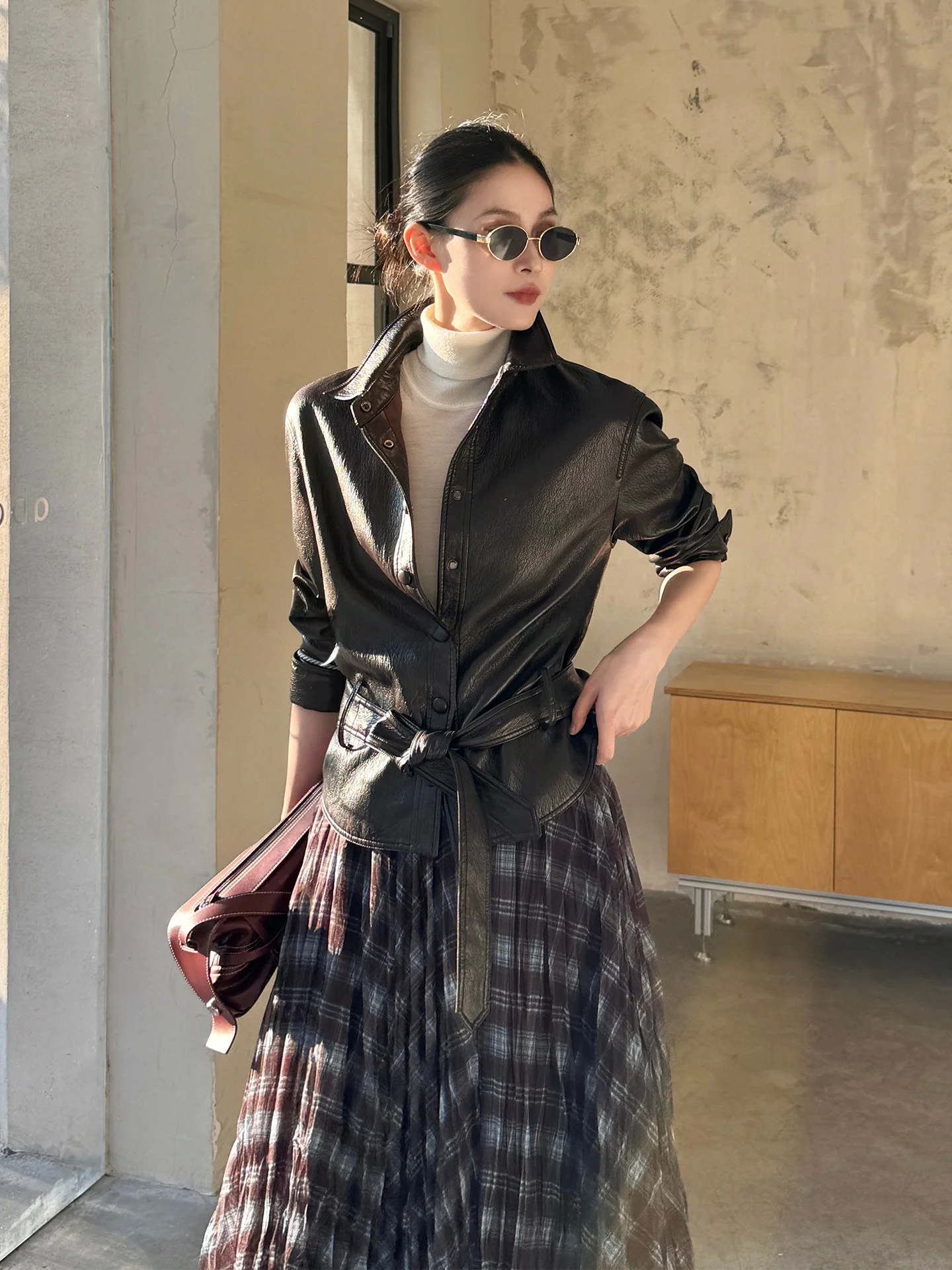 Jieji Zhang Spring Faion High-End Koffiekleurige Kraag Slanke Tailleband PU Lederen Jas Veelzijdige Jas Met Knopen Versierd Loo...