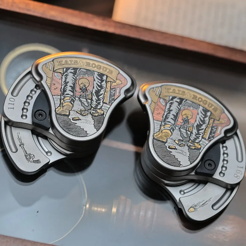 ของเล่นคลายเครียดแบบกดด้านข้าง รุ่นลิมิเต็ดอิดิชั่น คาวบอย ทำจากไทเทเนียมอัลลอยด์ พร้อมลวดลายสลักและฝังประดับ  เสียงสนุกสนาน  ยี่ห้อ KAiS EDC