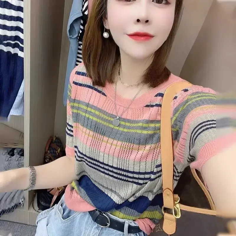 

Шикарный топ из ледяного шелка с короткими рукавами, летний полый пуловер, новинка 2025 года, футболка в радужную полоску для женщин