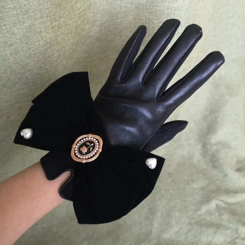Retro Elegant Black PU Leather Gloves for Women Gothic Large Velvet Bow Pearl Badge Warm Touchable Five Finger Gloves for Party