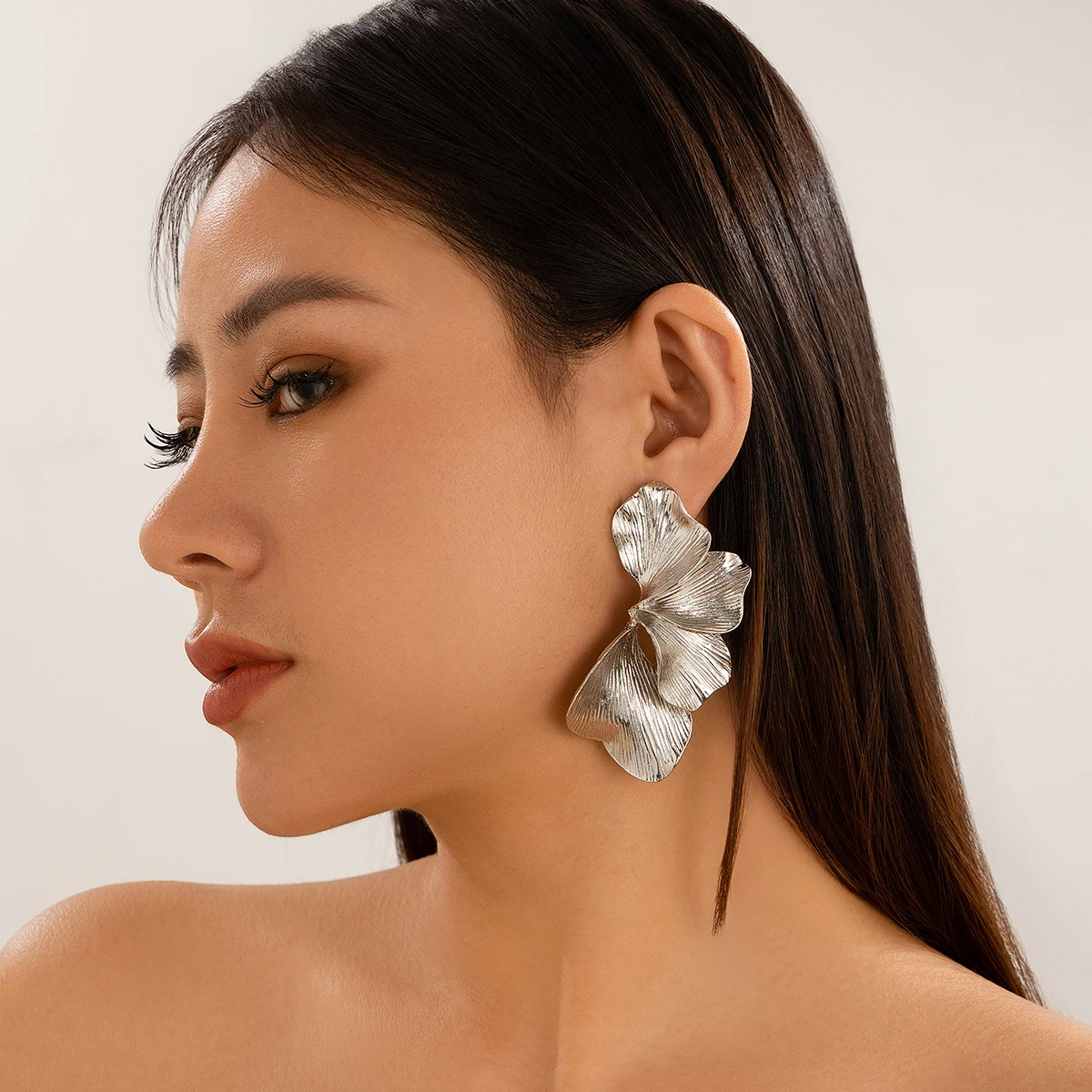 Salircon Exaggerated Metal Plant Tree Leaf Earrings for Women New Gold Color Petal Pendant Earrings 2024 Party Ear Accessories
