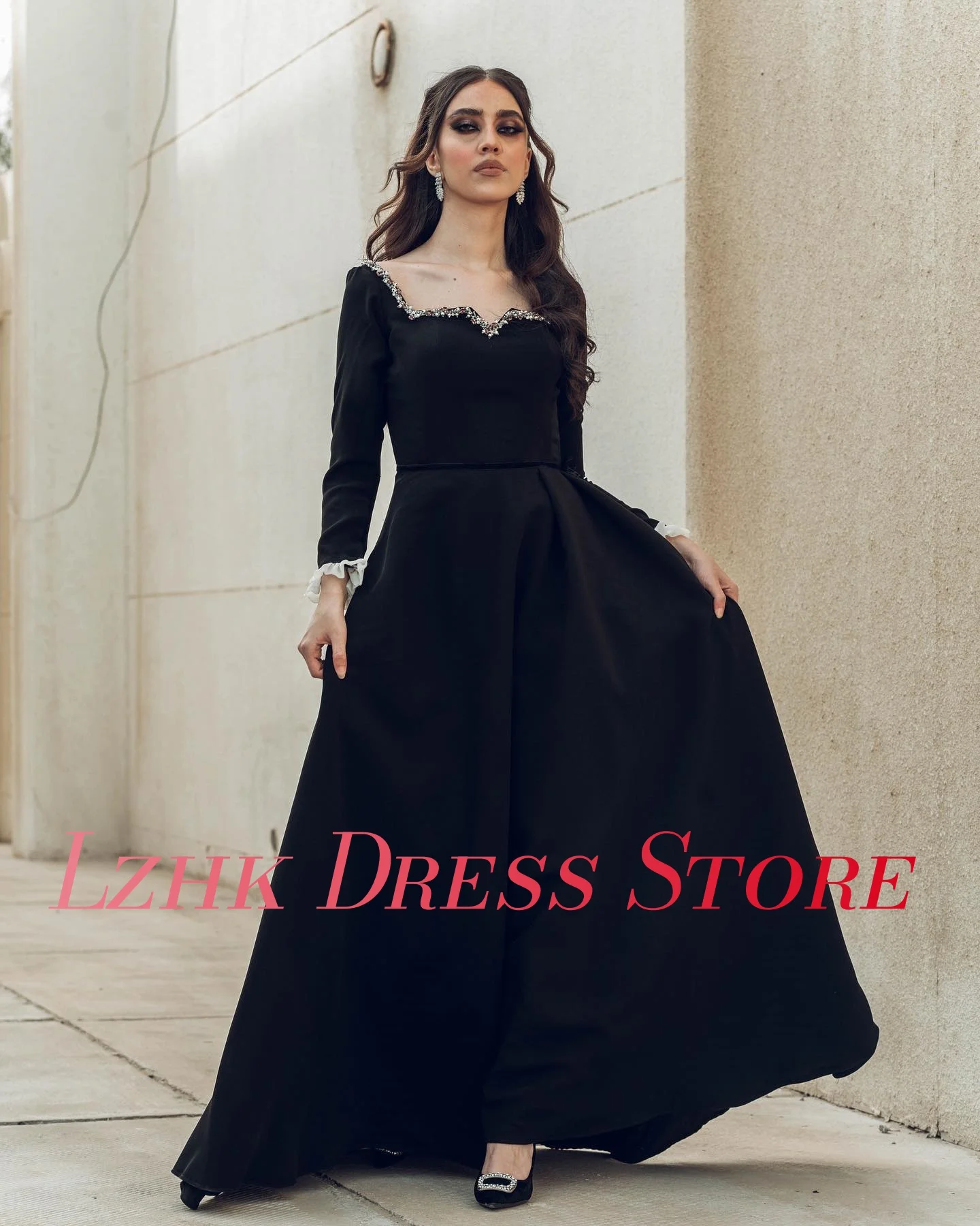 ชุดราตรีทรงเอไลน์ประดับเลื่อมลูกปัดระบายแขนยาวแบบสั่งตัดพิเศษ ดีไซน์หรูหราสง่างาม ยาวกรอมพื้น เหมาะสำหรับงานพรอม