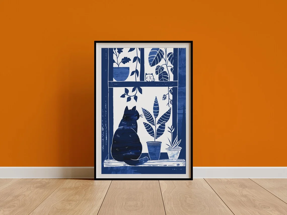 Gemütliche Fensterkatzen-Linoleum-Wandkunst – Serener Druck, der die neugierige Katzenneugier feiert. Der tiefblaue Blockdruck und der sauber weiße Hintergrund