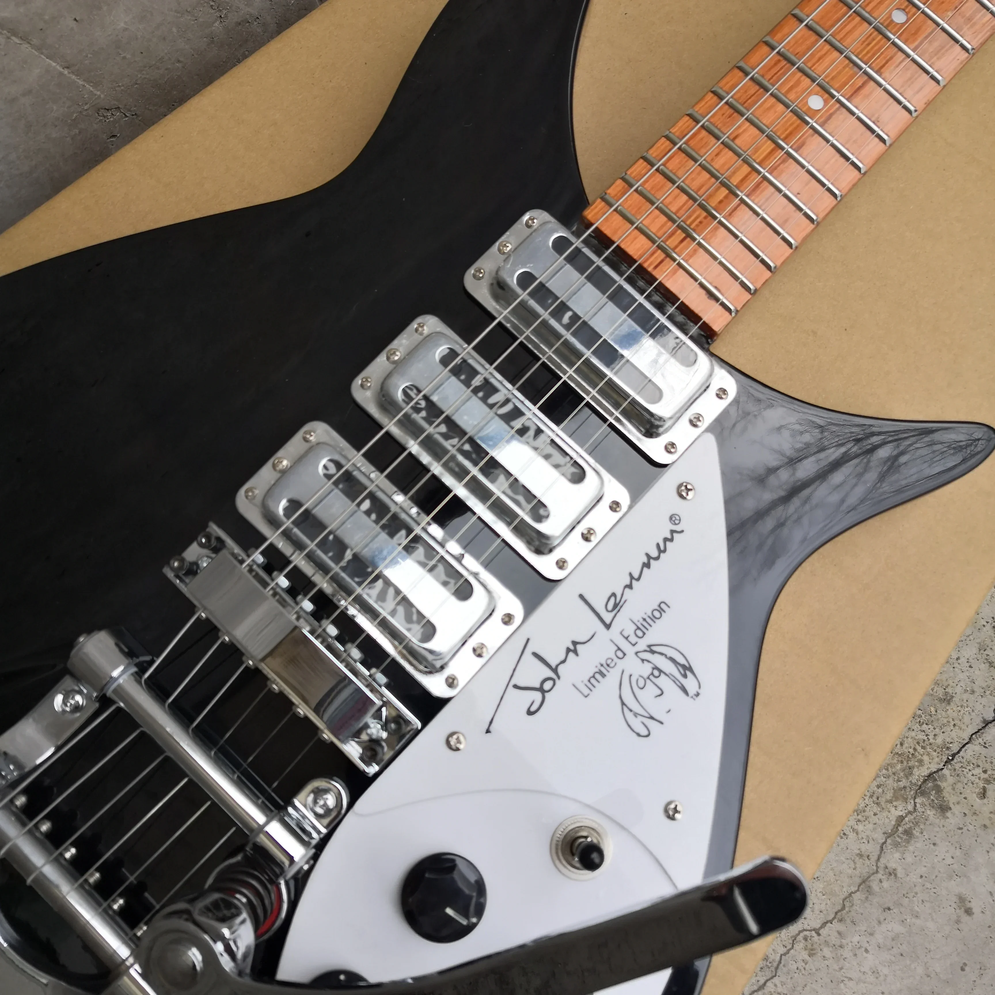 527mm Short Scale Length  325 Jetglo 6 String Black Electric Guitar Bigs Tremolo Lacquer Gloss Paint Fingerboard