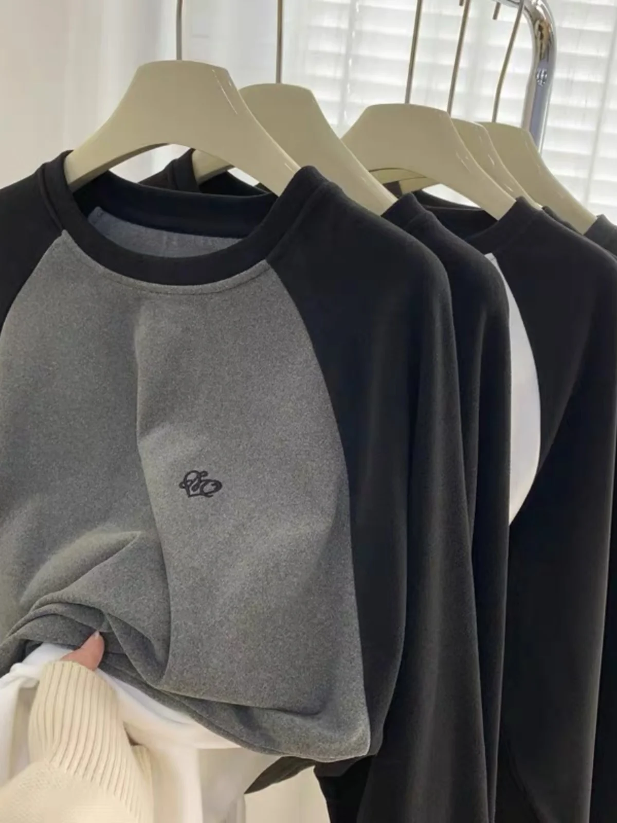 

Thickened Long Sleeve round Neck Base Shirt Women's Inner Wear Dervo Loose Fit Versatile Shoulder Insertion Top for Autumn Wi...