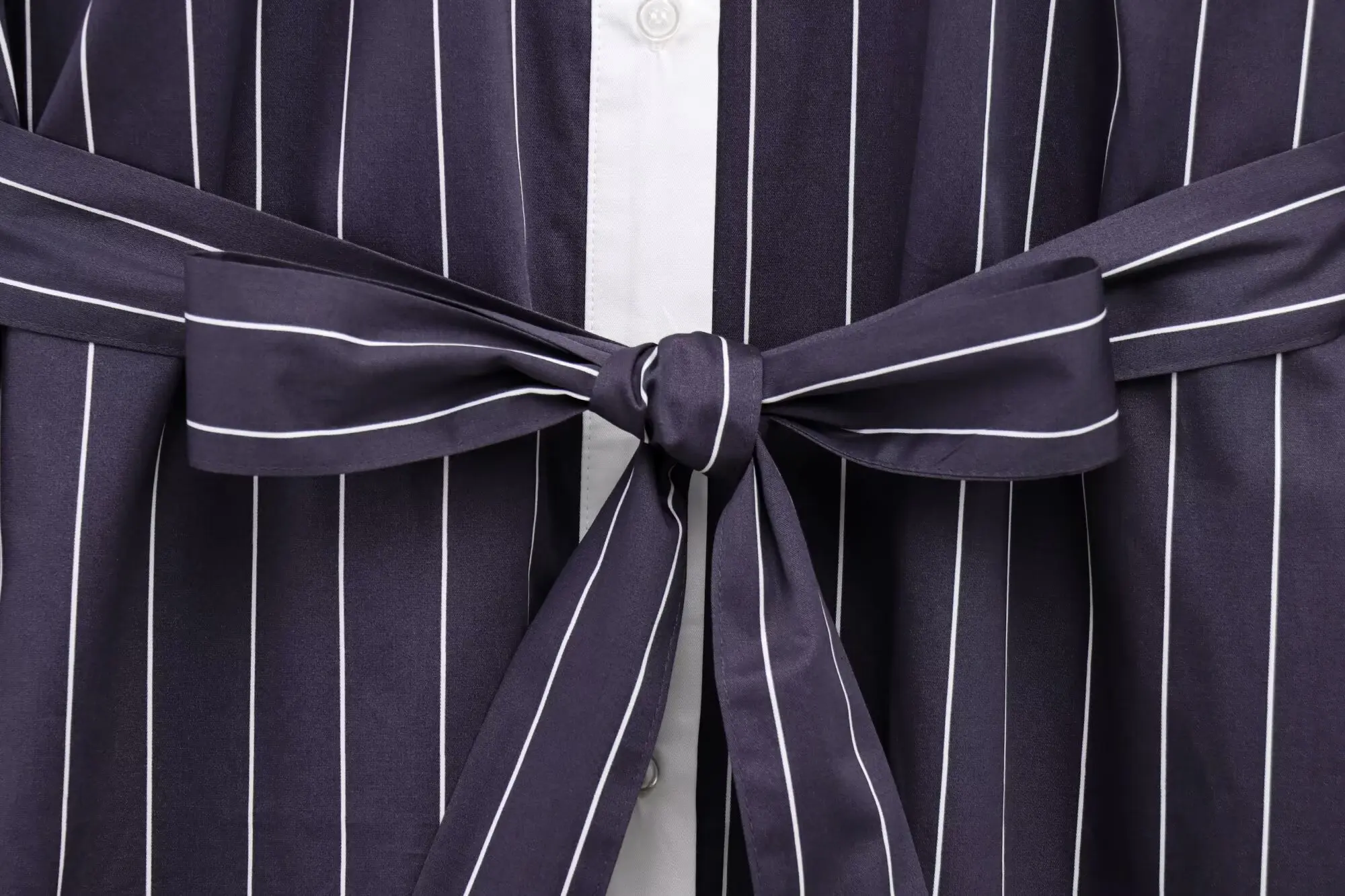 PB&ZA Gestreepte damesoverhemdjurk met lange mouwen en kraag en riemdetail voor de zomer om een chique en professionele look te creëren