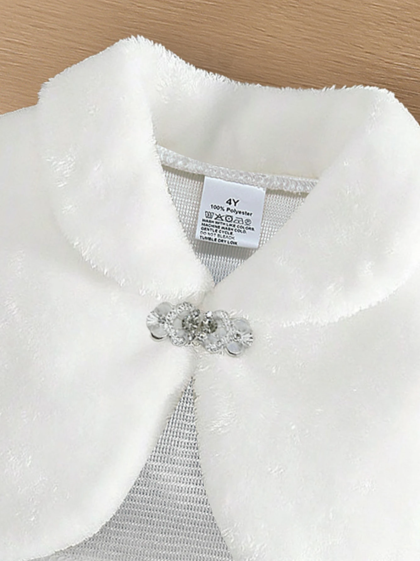 Weiße, flauschige Jacke für Mädchen, Größe 4–8 Jahre, mit Peter-Pan-Kragen, Strassknöpfen und kurzem Schnitt, als Bolero für ein Prinzessinnenkleid. – Detail 4