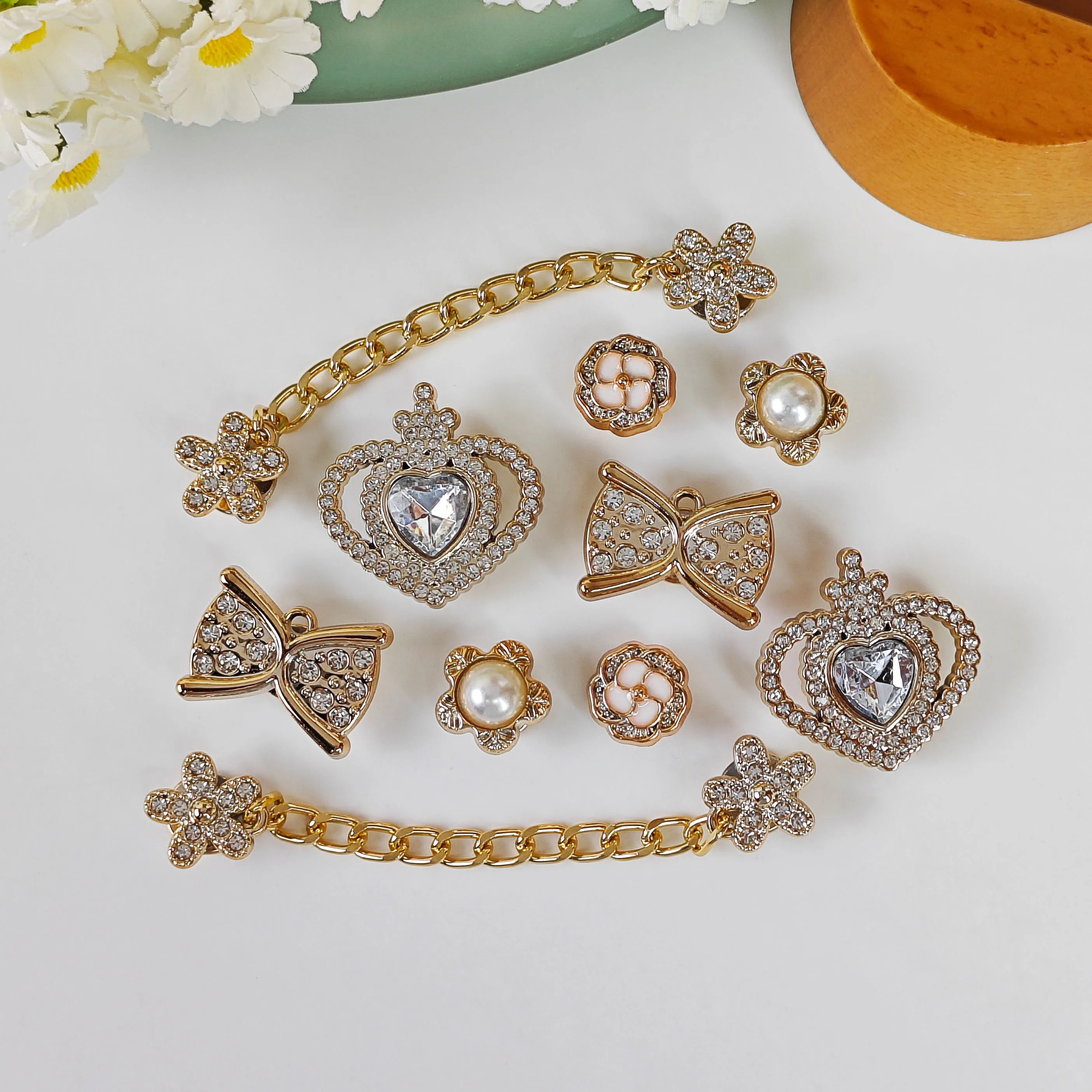 10Pcs Shoe Decoration DIY Charms, Shiny and Fashionable Versatile Heart Crown, Bow, Flower Chain Slipper Decoration Clips, Suitable for Eva Beach Shoes, Sandals, Detachable Shoe Decoration, Girls' Accessories, Holiday Gifts