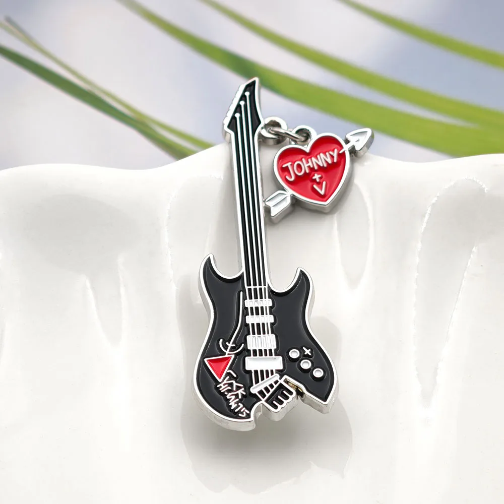 Johnny Rock Gitarren-Anstecknadel mit Emaille-Verzierung, Herz- und Pfeil-Design, Metall-Brosche, Punk-Musik-Fan-Sammlerstück, Revers- und Rucksack-Dekoration, Geschenk – Detail 11