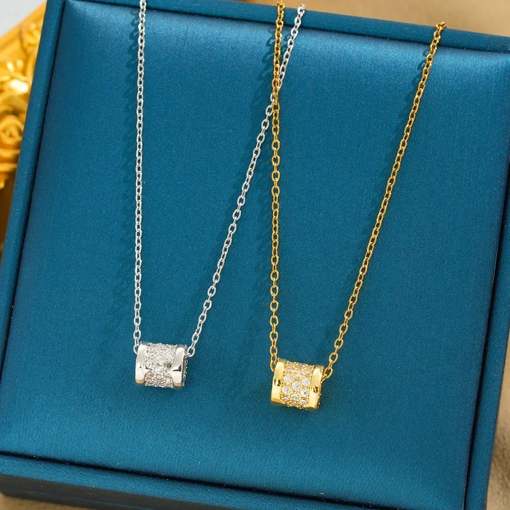 

Micro-inlaid zircon titanium steel necklace, with a strong sense of design, is high-end, niche and light luxury.