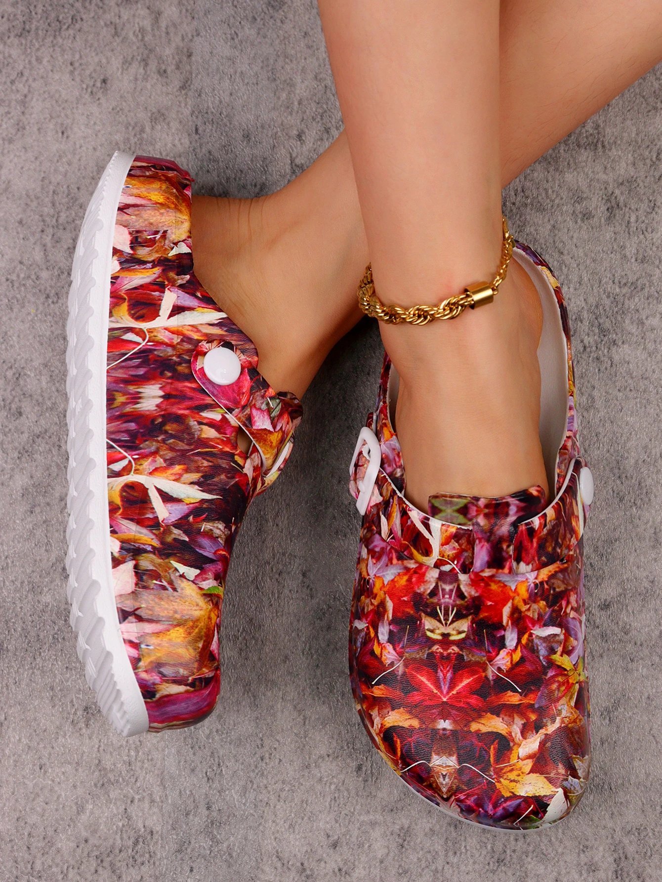 حذاء نسائي عصري بطبعة أوراق القيقب الأحمر عند أصابع القدم، حذاء عمل صيفي غير قابل للانزلاق على طراز إيفا، حذاء بفتحة مسطحة خفيف الوزن، نعل مريح وناعم، أبازيم قابلة للتعديل، مناسب للشاطئ، جارد