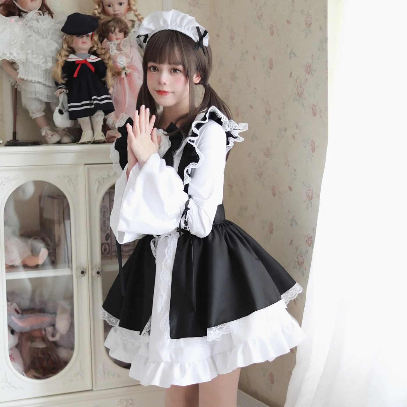 

Cute Japanese lolita maid outfit with black and white matching girl dress, lolita women's clothing master set