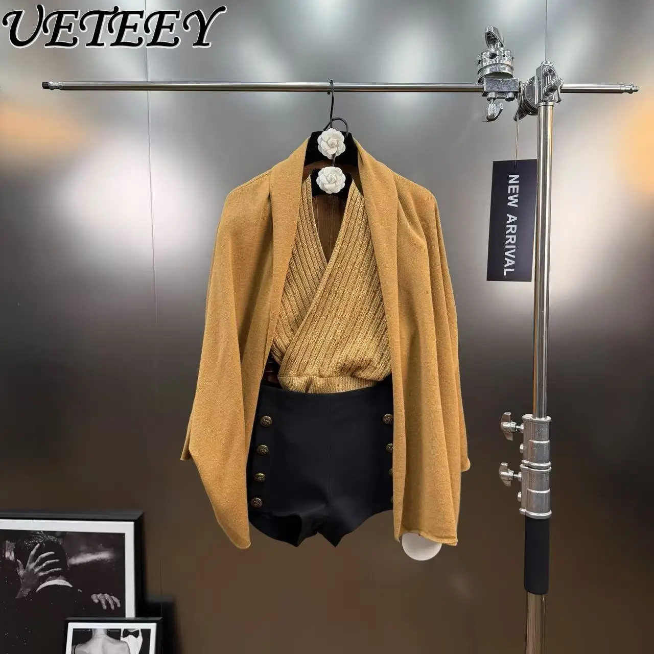 

Осенне-зимний элегантный блестящий шелковый жилет с v-образным вырезом и вязаный кардиган-накидка, шорты с высокой талией и несколькими пуговицами, комплект из трех предметов