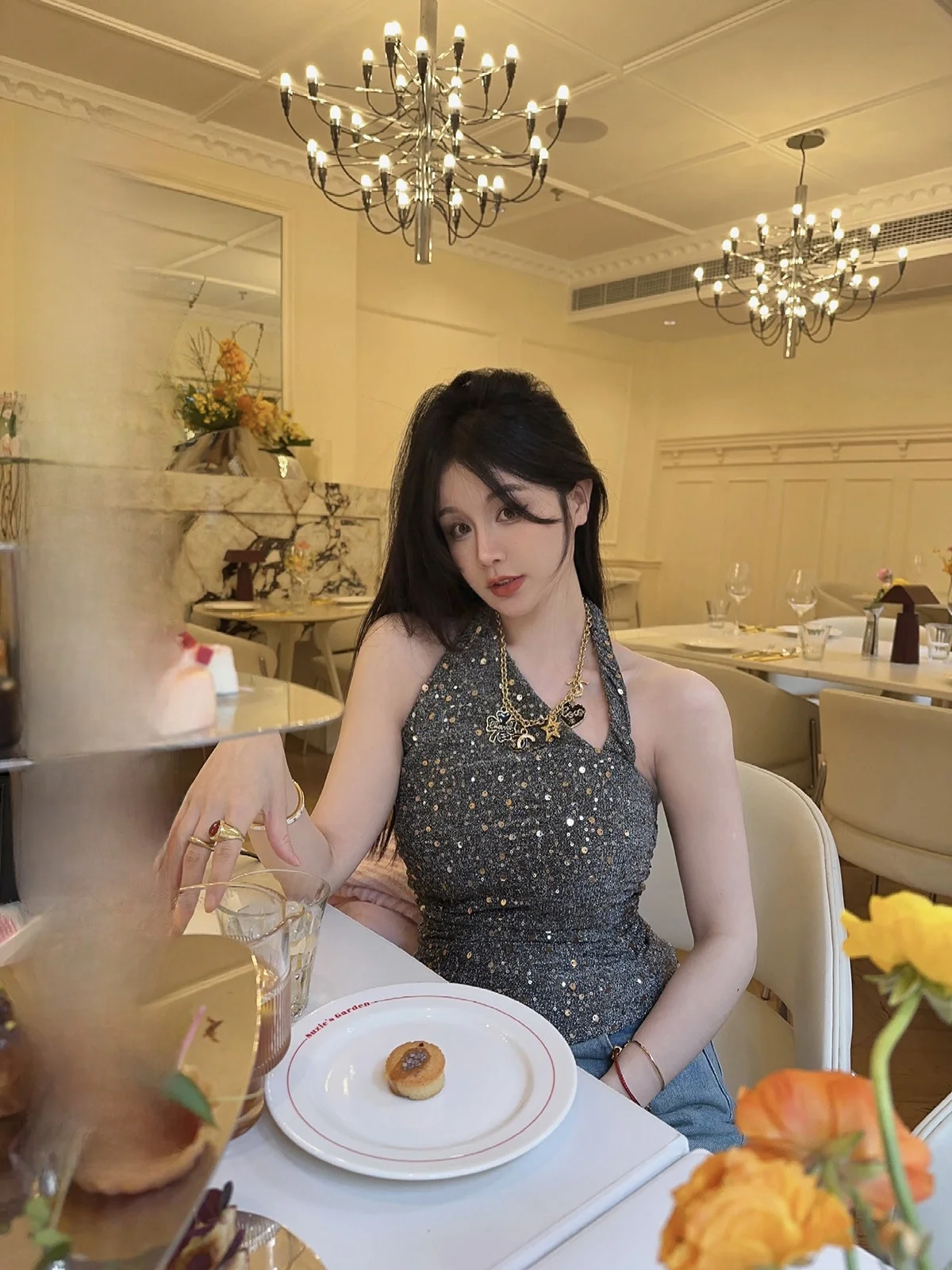 

Сексуальный женский летний топ-майка с пайетками и блестками из полиэстера и спандекса, с асимметричным вырезом, для повседневной носки