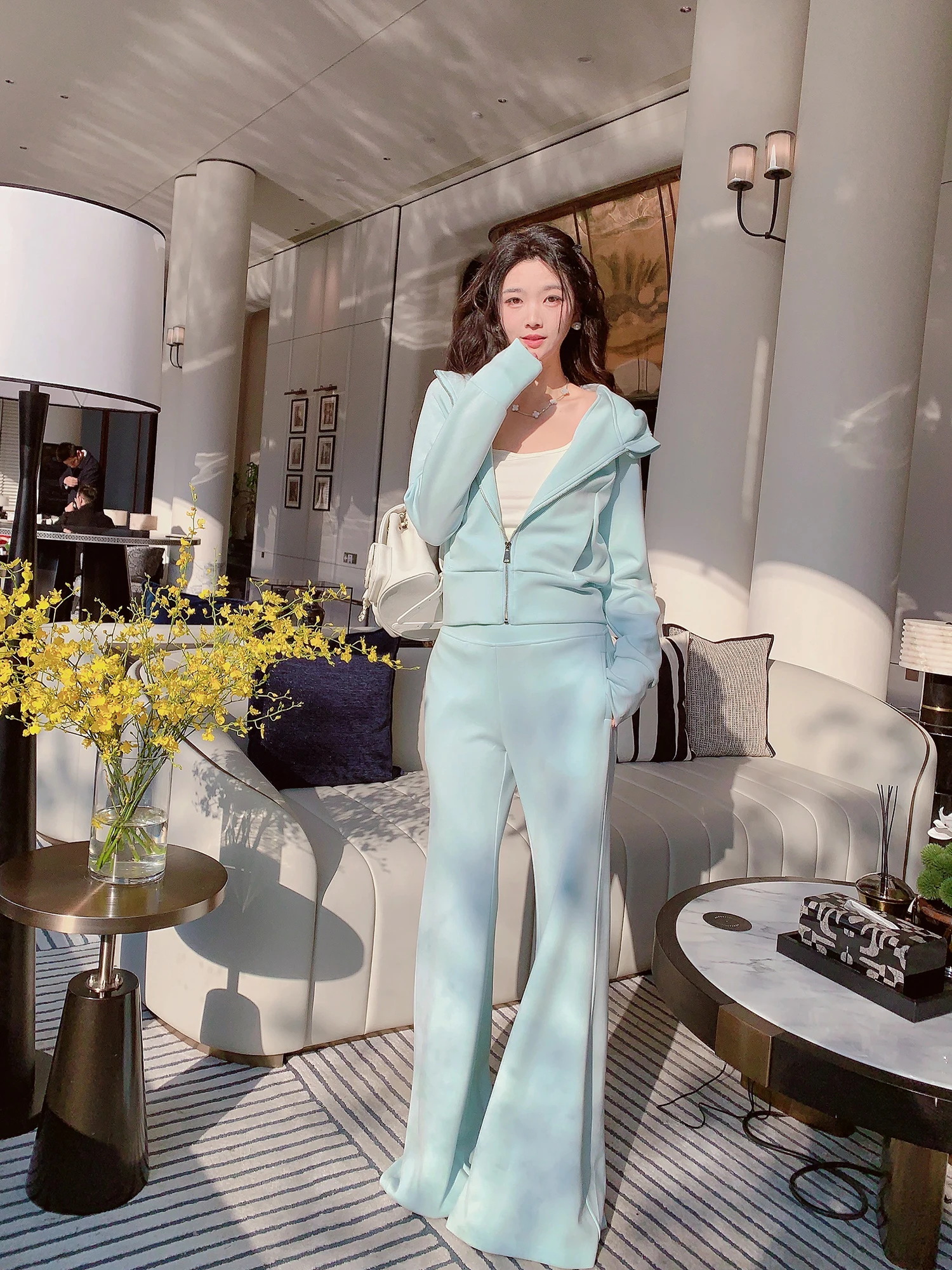 

Комплект MissLuxury: Свитшот, брюки и куртка для женщин. Спортивный повседневный костюм для ранней весны.
