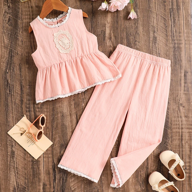 

Розовый летний повседневный комплект для девочек 4-7 лет: топ без рукавов с кружевной отделкой и аппликацией, а также широкие брюки в тон, повседневный детский наряд