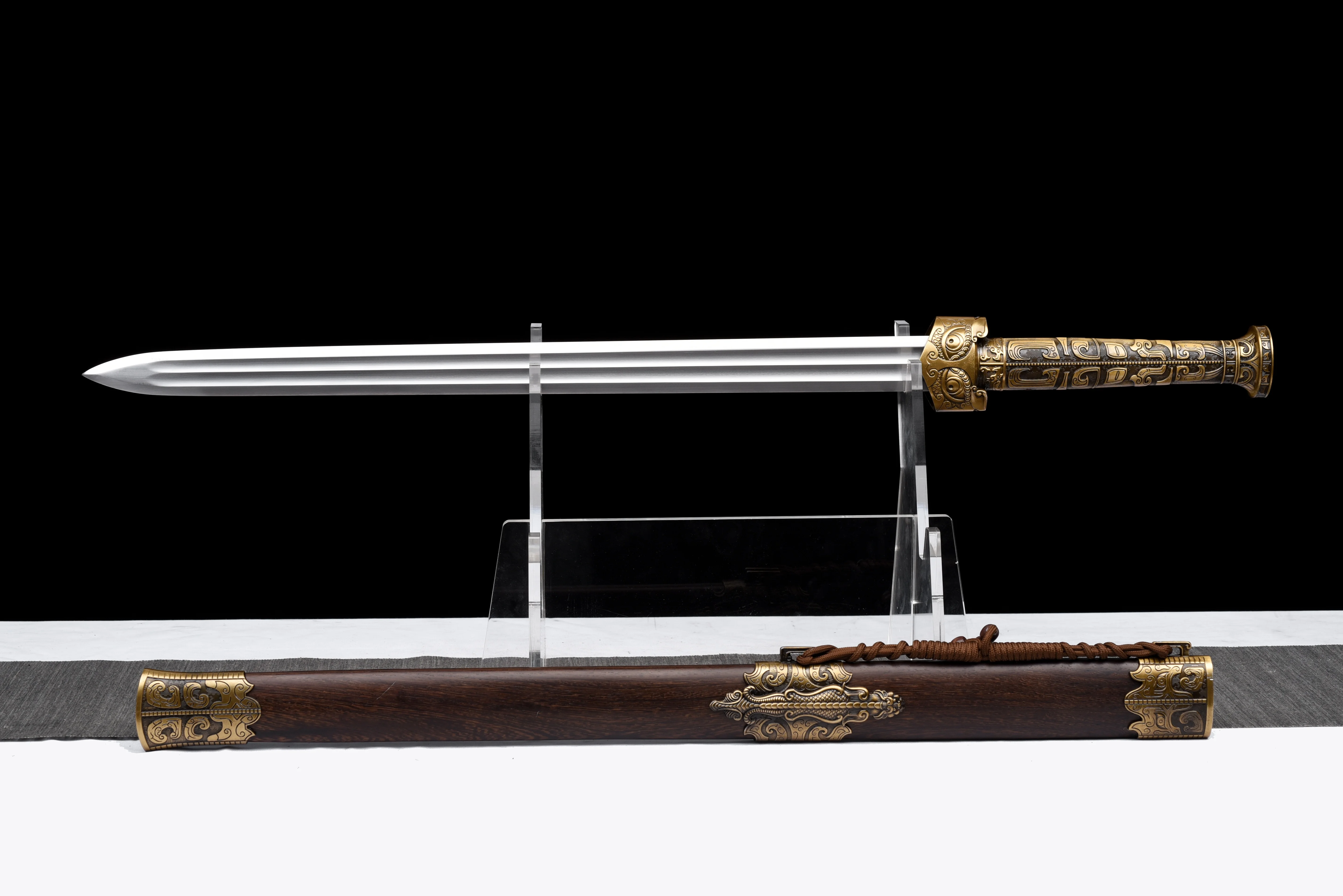 

Chinese traditional retro samurai sword with double blood slot design. The real steel is very sharp. The blade is ready katana