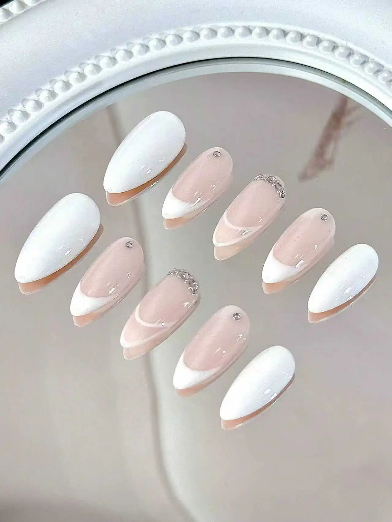 10 قطع من أظافر اللوز المصنوعة يدويًا نقية، حواف بيضاء على الطراز الفرنسي، سلسلة ماسية، بسيطة ولكنها عصرية للشباب. #4