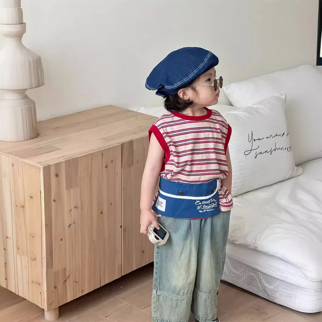 

Детский комплект из двух предметов, трикотажный топ в полоску и джинсы из вискозы, лето 2024