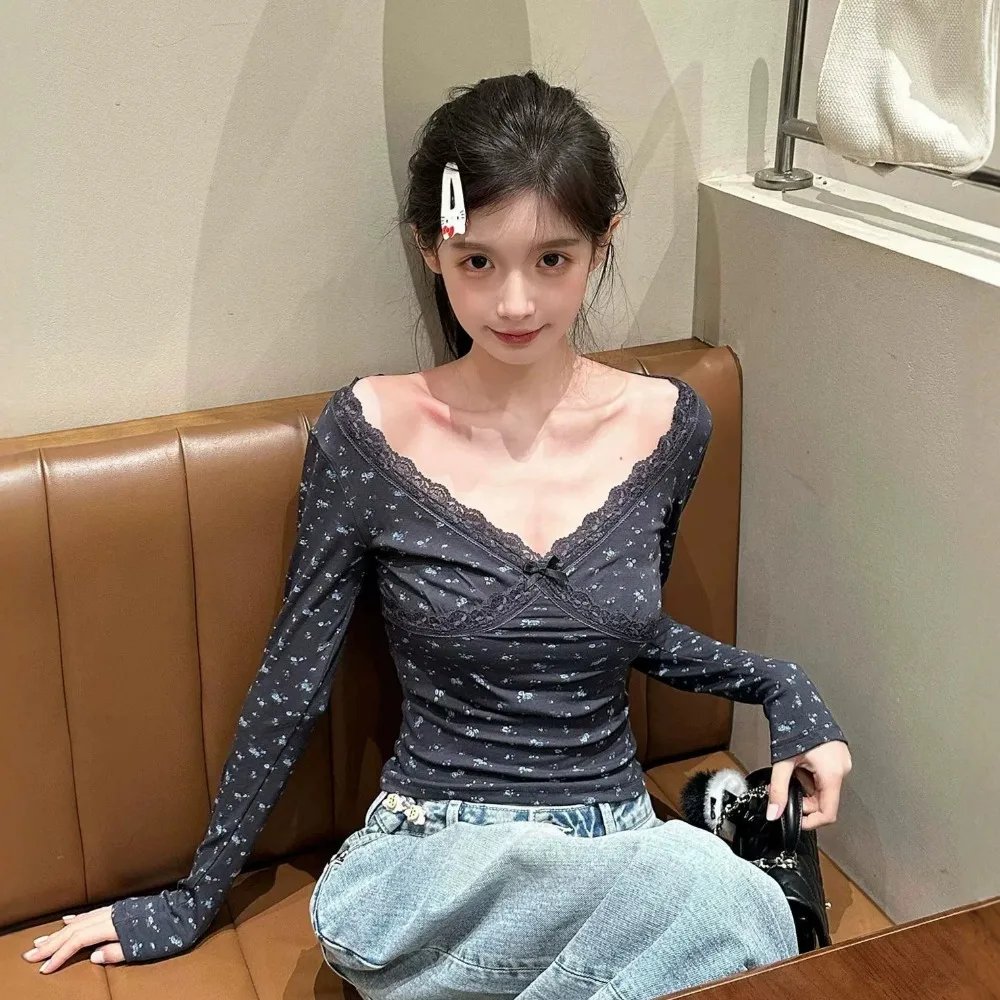 Korean Chic Lace Trim V-Neck Floral Long Sleeve T-Shirt with Padded Bra for Girls Elegant Sexy Fashion Slim Fit Top for Women