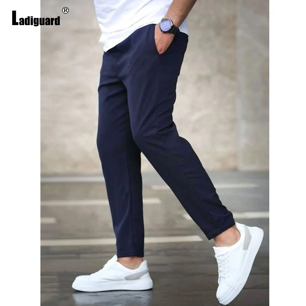 กางเกงทรงดินสอแฟชั่นฮาราจูกุปี 2025 กางเกงลำลองผู้ชายสีพื้นแบบเรียบง่าย กางเกงขายาวระดับข้อเท้า สไตล์วินเทจ เอวกลาง กางเกงชายหาด รุ่นใหม่