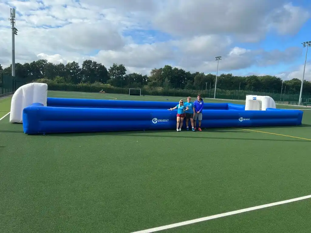 สนามฟุตบอลเป่าลมขนาดใหญ่สำหรับกีฬาเชิงพาณิชย์กลางแจ้งแบบกำหนดเอง สนามแข่งขันกีฬา สนามฮอกกี้ยักษ์ สนามฟุตบอล