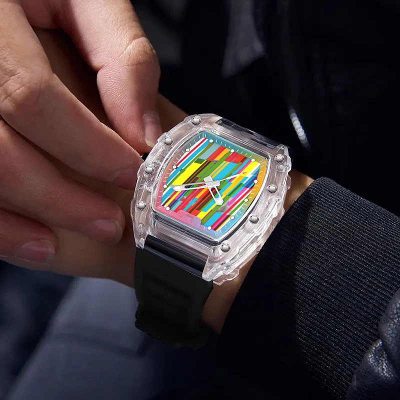 ผู้ชายหรูหรานาฬิกาข้อมือควอตซ์ชายแนวโน้มแฟชั่นสบายๆควอตซ์อัตโนมัติ Hollow Luminous นาฬิกากันน้ําสําหรับ Man