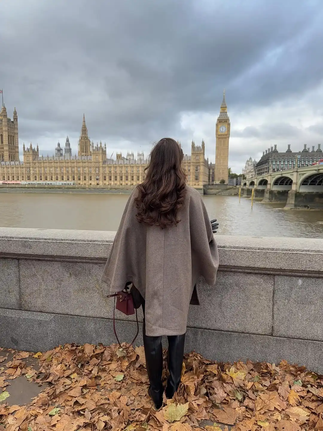 Damski płaszcz z wełny, elegancki kołnierz ze skóry, jednorzędowy, z kieszeniami, luźny krój, idealny na co dzień, do pracy, do biura.