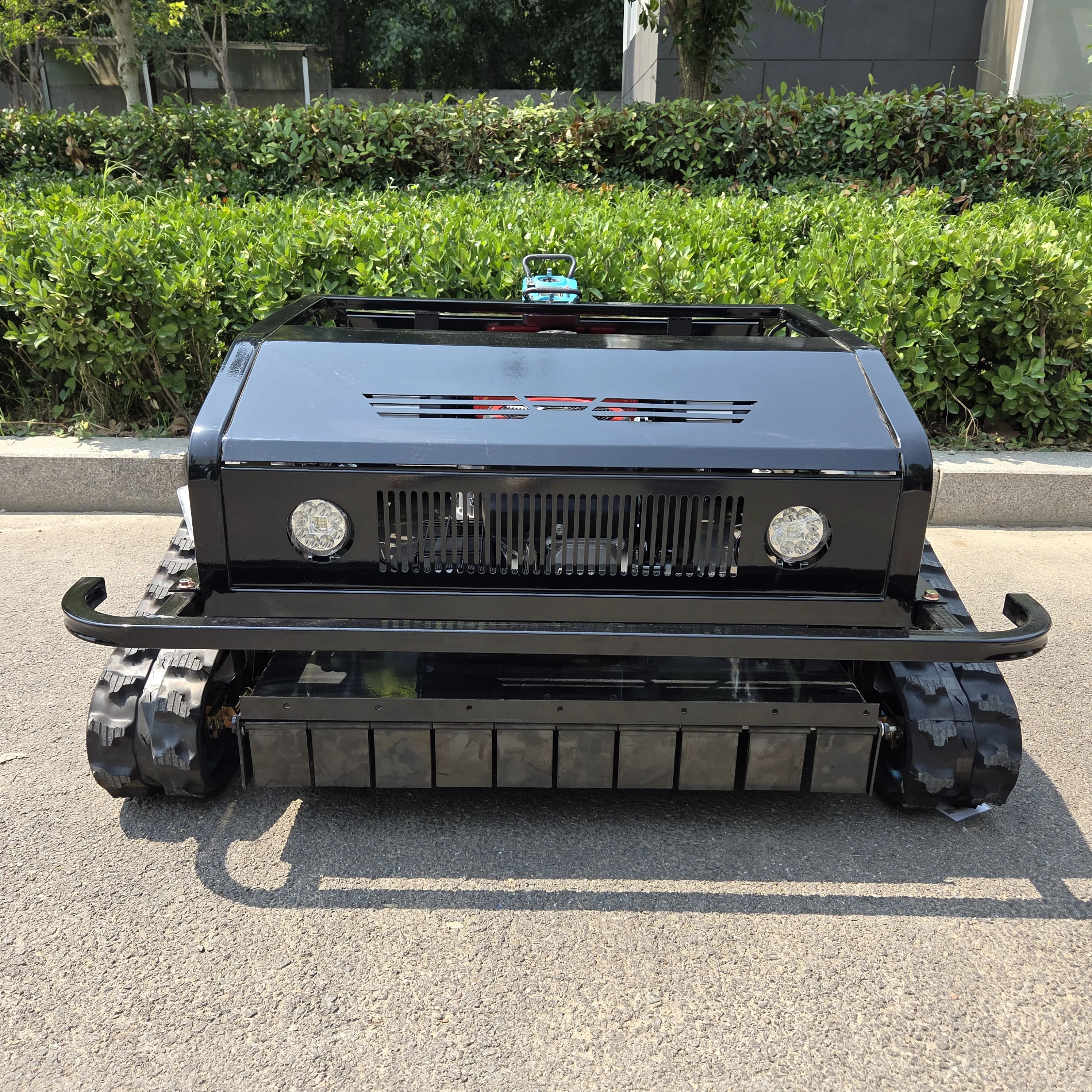 Fully automatic lawn mower Remote control Powerful power to conquer the changing terrain of the garden Proof of strength