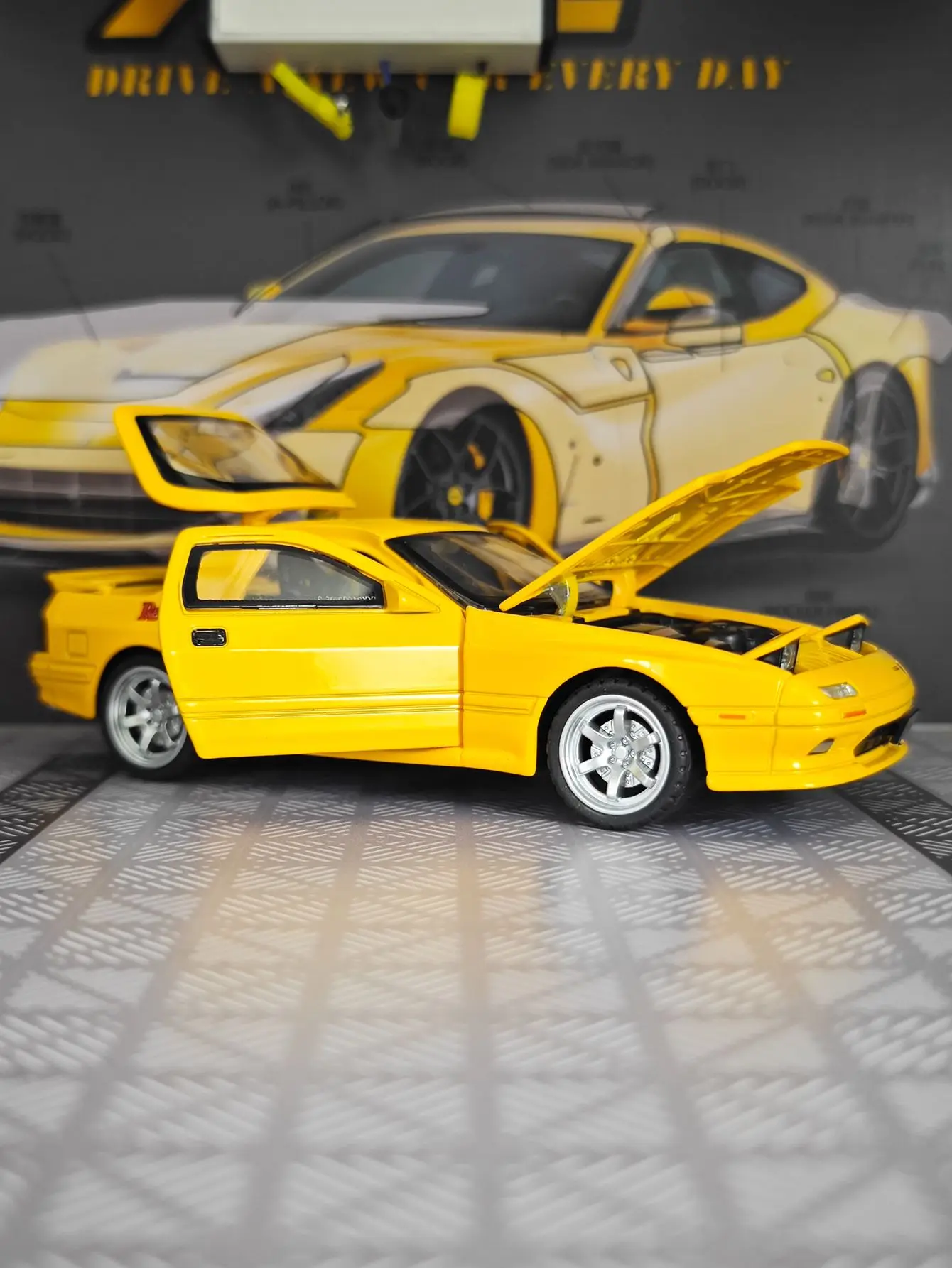1:32 simulation Mazda RX-7 alloy car model, doors and engine hood, trunk can be opened has sound and lighting functions