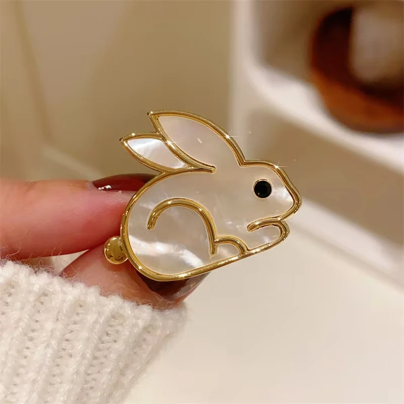 Fashion Cute Red Eyes White Rabbit Mother of Pearl Brooch for Girl Women Fashion Sweet Corsage Clothing Party Accessories