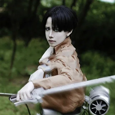 Anime Angriff auf Titan Levi Cosplay Männer Perücken Kurze Gerade Mittelteil Haar Kurze Schwarze Mann Perücken Kostüm Party