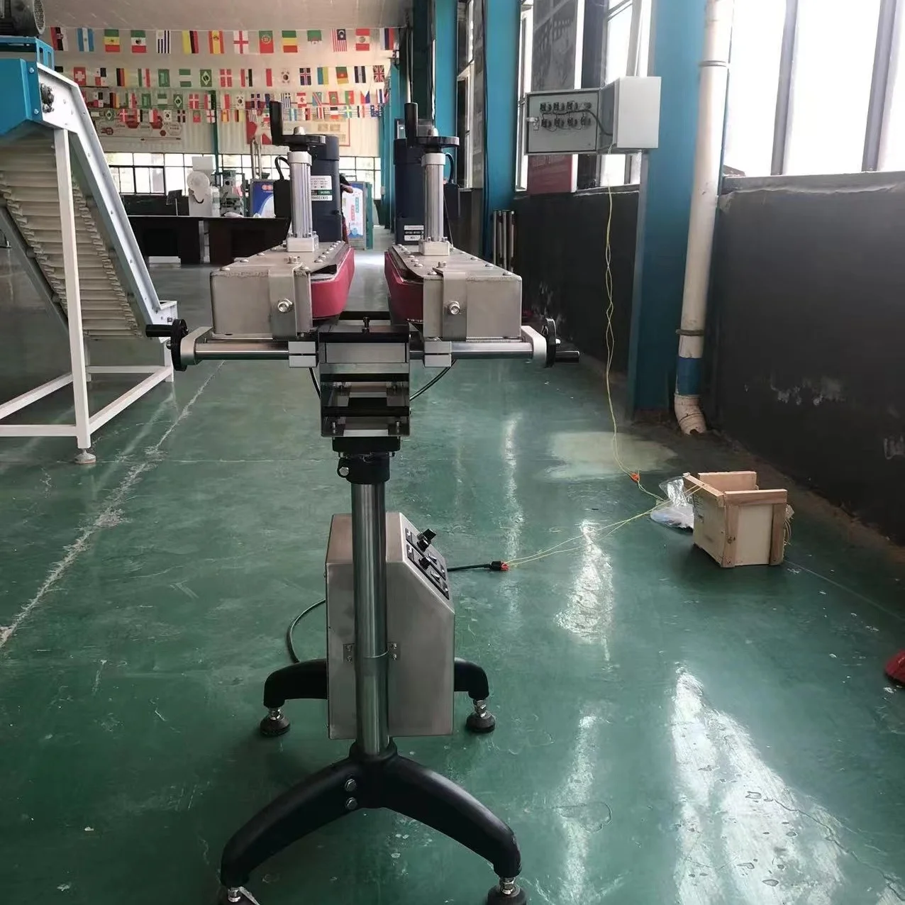 Bottomless Side Gripper Grab Belt Conveyor with Gap Transfer for Uneven Bottom Pet Bottles for Manufacturing Plant Use