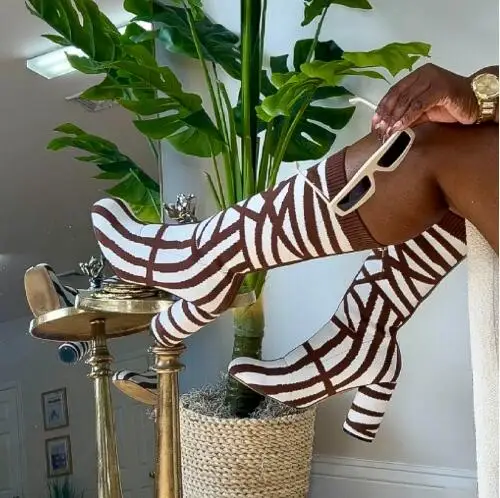 

Коричневые, черные, белые полосатые вязаные эластичные сапоги до середины икры с круглым носком, женские короткие сапоги выше колена с узором зебры на высоком каблуке