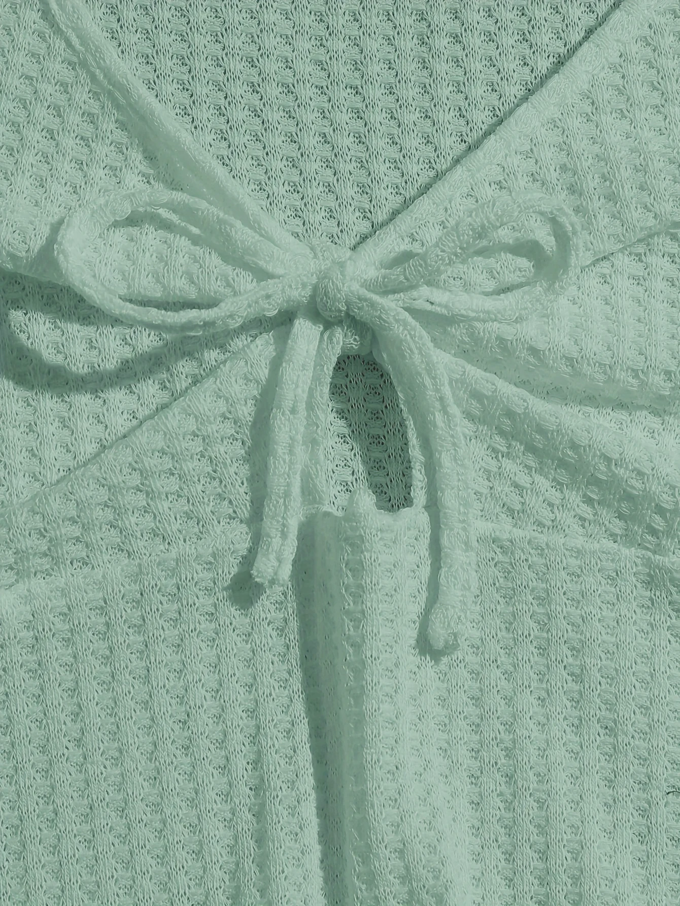 Um conjunto de 3 peças de camisetas elegantes com decote em V