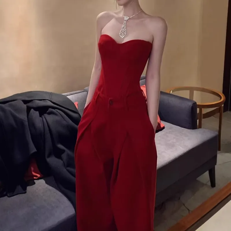 

Новинка осенне-зимнего сезона 2026: универсальный комплект из топа-бандо с вырезами и узких брюк с высокой талией и вертикальным кроем.