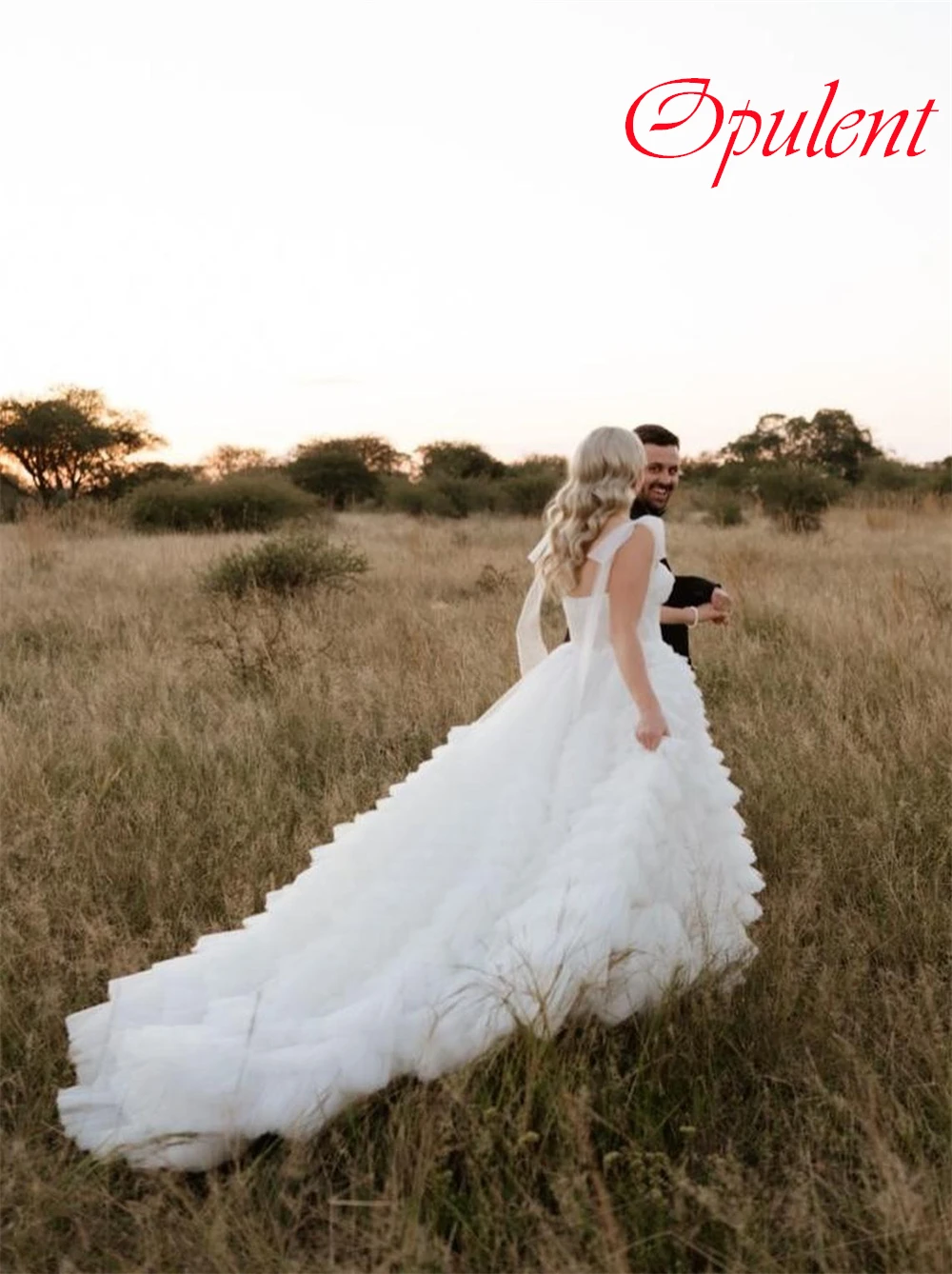 맞춤형 고품질 화이트 Tulle 웨딩 드레스 우아한 Strapless 스파게티 스트랩 신부 가운 채플 트레인 오픈 백 드레스