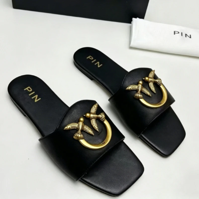 

2026 Model Anti-slip Flat-bottom Versatile New Style Square-toe Beach Shoes / Casual Slippers / Fashionable Slippers, European Style Women's Flip-flops. High-end and Luxurious Fashion Slippers.