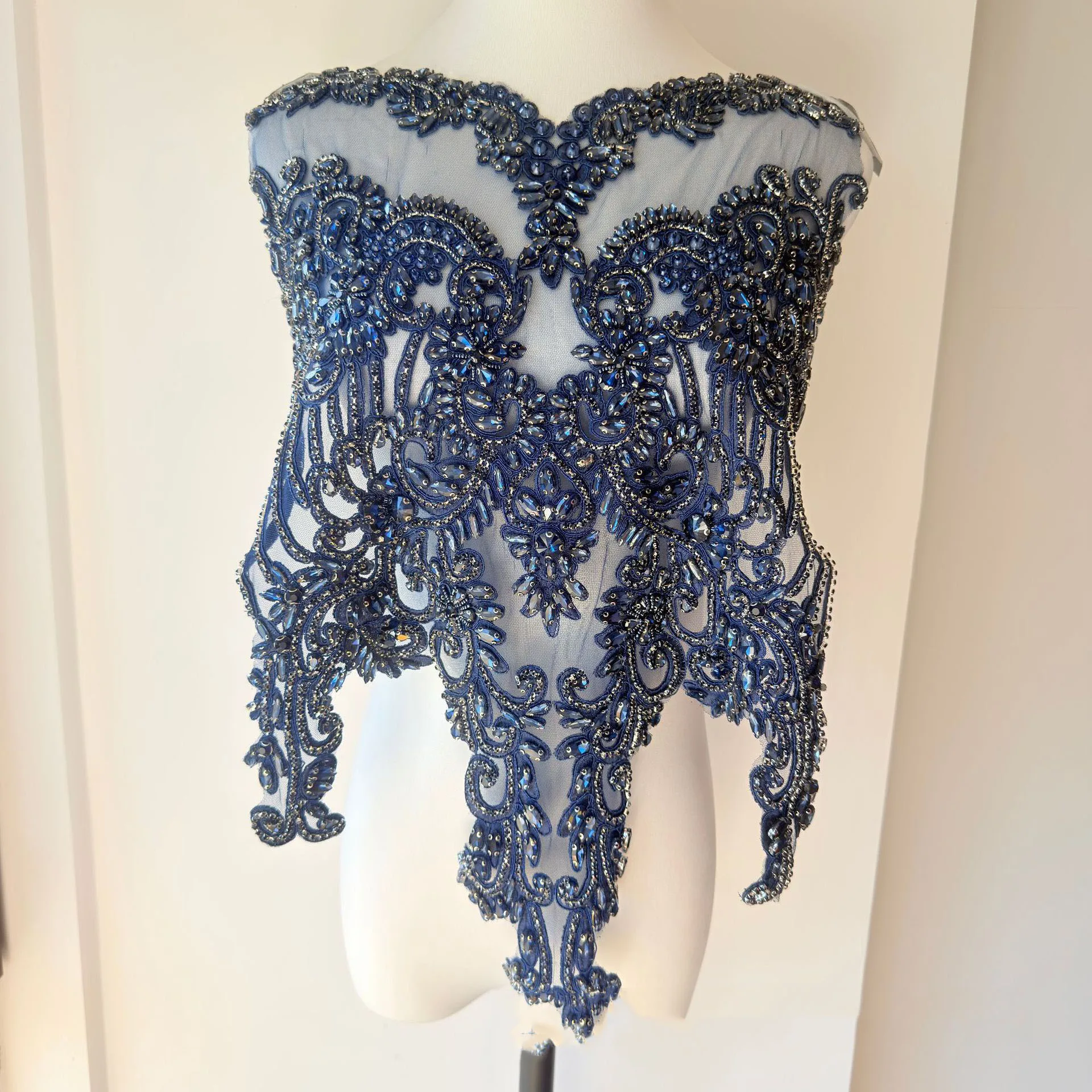 Heavy-duty glass rhinestone beaded sequins, high-end wedding dress and evening gown accessories.