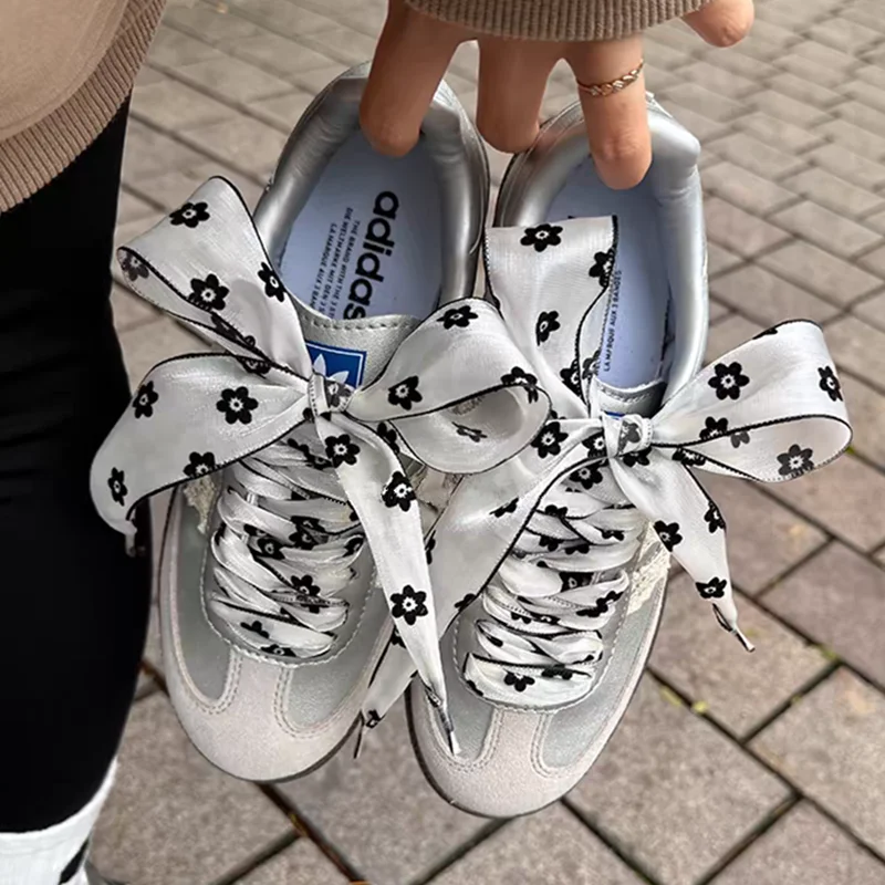 

4 cm Little Flower flocking Streamer yarn Shoelaces Bowknot Sneaker Black White Sport Shoes Laces DIY DE Training Shoes Laces