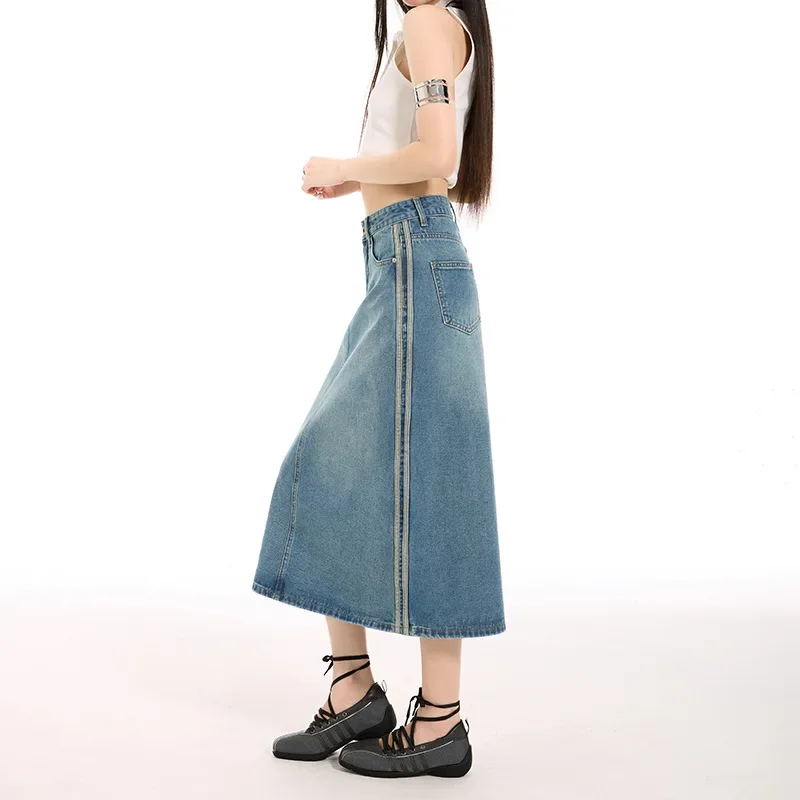 2025 スリットデニムハーフボディスカート 春と夏の女性のための新しいファッショナブルでレトロなウォッシュされたハイウエストミッドレングスドレス