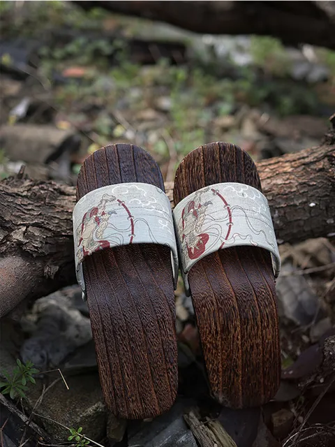 Zuecos de madera japoneses, chanclas para hombres y mujeres, zapatillas de Cosplay, sandalias tipo kimono de verano con parte inferior plana, zapatilla estampada