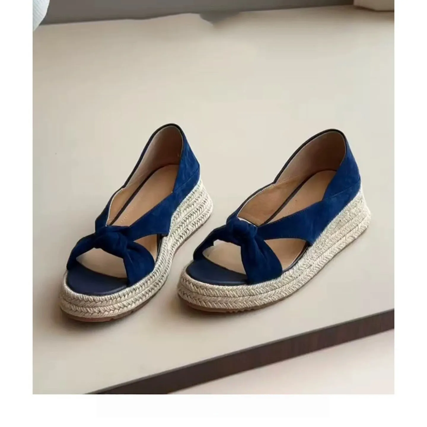 Sandalias de punta abierta azul Klein con lazo para mujer, ideales para el verano, combinables con vestidos, zapatos de cuña de rafia tejida, sandalias romanas versátiles.