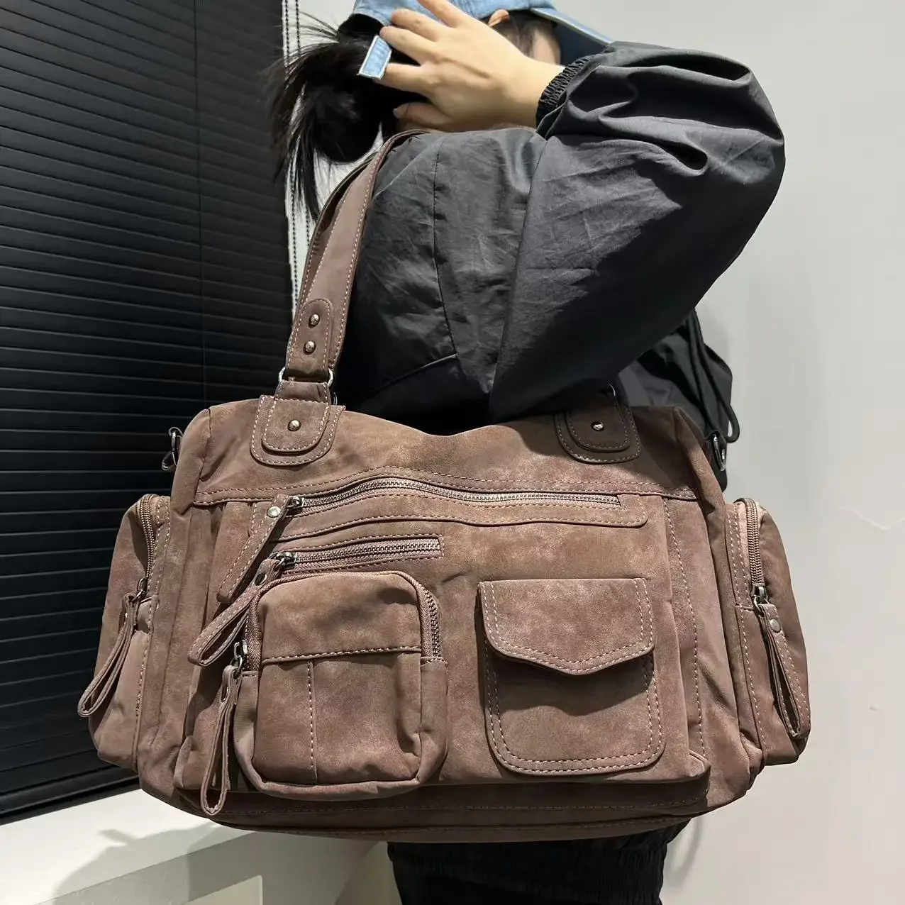 

Женская мода Y2K, мотоциклетная сумка в стиле панк для девочек, большая вместительная замшевая сумка с несколькими карманами на молнии, сумка с диагональным крестом на одно плечо