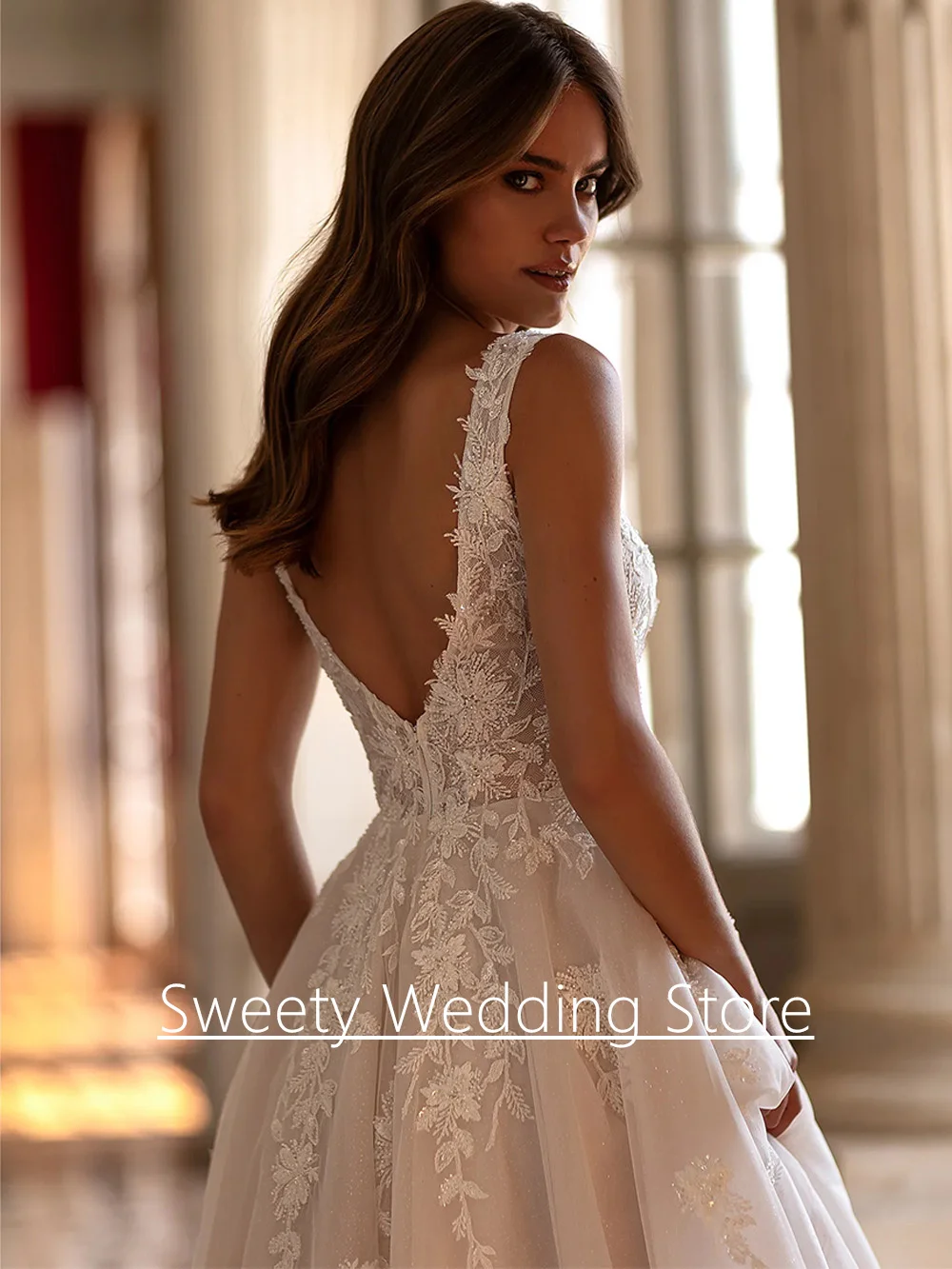 Champagnerfarbenes Hochzeitskleid für die Braut, maßgeschneidertes V-Ausschnitt, offener Rücken, funkelnde Applikation, Tüll, A-Linie, geteiltes Brautkleid, Sweep-Zug – Detail 6