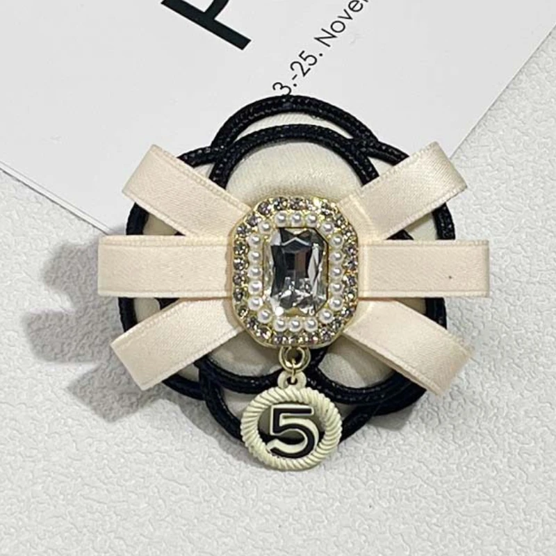 Broche de flor de Camelia de tela coreana para mujer, alfileres de estilo universitario, pajarita de cristal con perlas, insignia de moda, accesorios de joyería