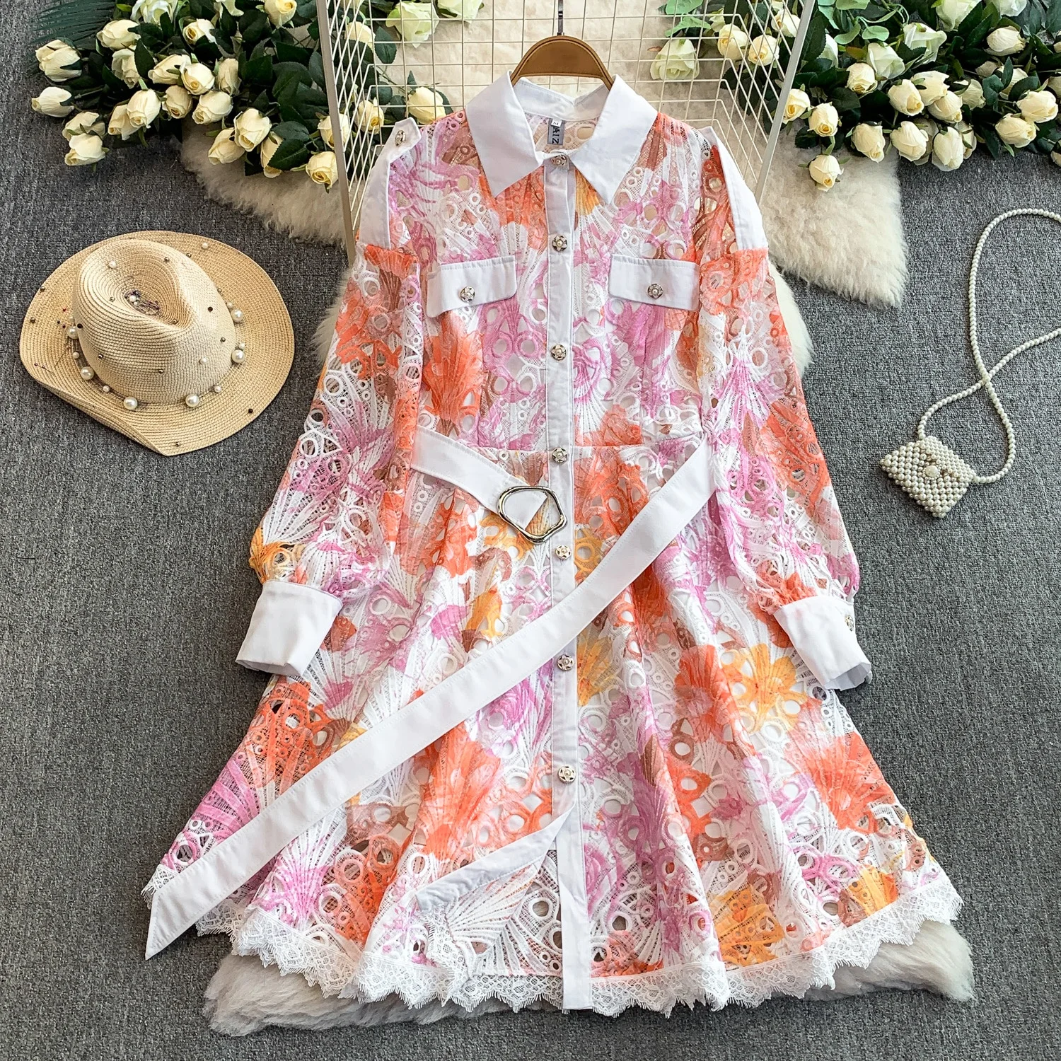 Clothland 女性ヴィンテージレースシャツドレス中空アウト長袖ベルト A ライン女性シックなミディドレス Vestido QE302